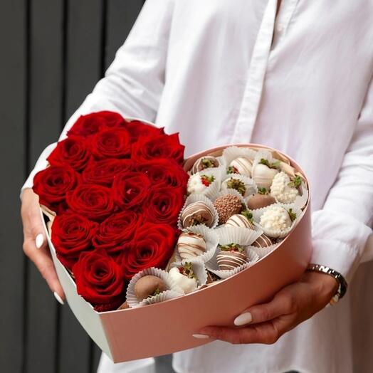 Love сердце 15 роз + 500 гр клубники