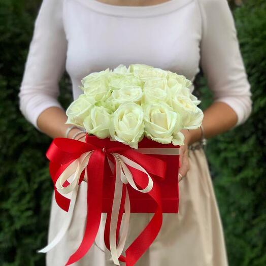 25 White Roses in a Hat Box