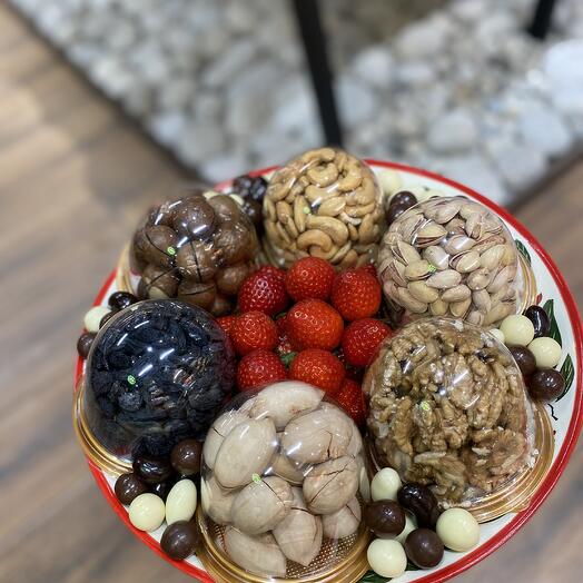 Орехово клубничное блюдо
