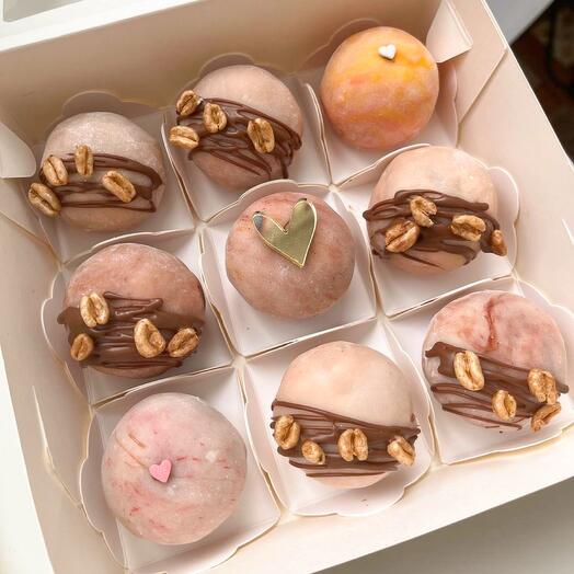 Моти 9 шт ( 3 вкуса: Kinder country, Раф с сырной пенкой, Страчателла лимон)