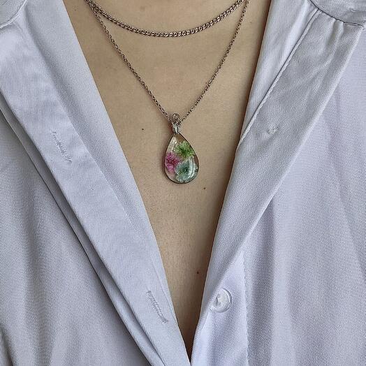 Подвеска-капля с цветами гипсофилы