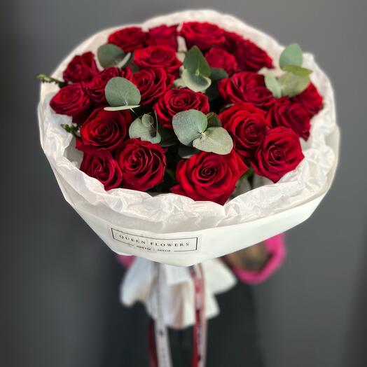 21 классическая розы с эвкалиптом в оформлении 🌹🌿
