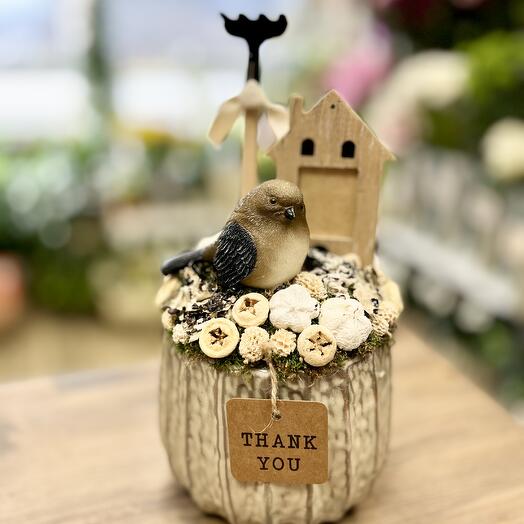 Table decoration with little bird and house