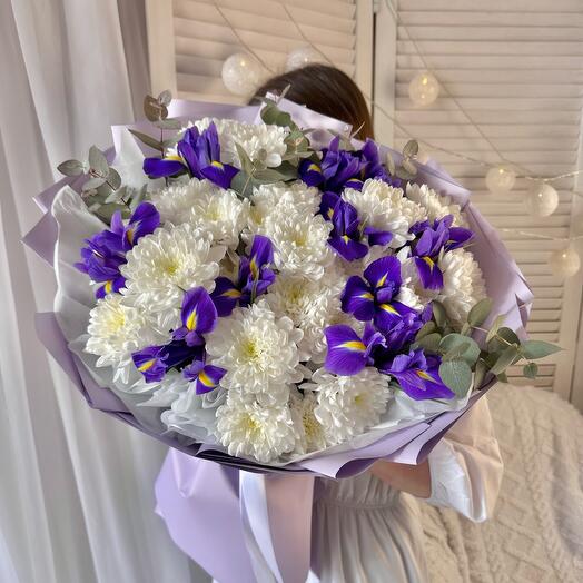 Авторский букет с хризантемой, ирисами и эвкалиптом