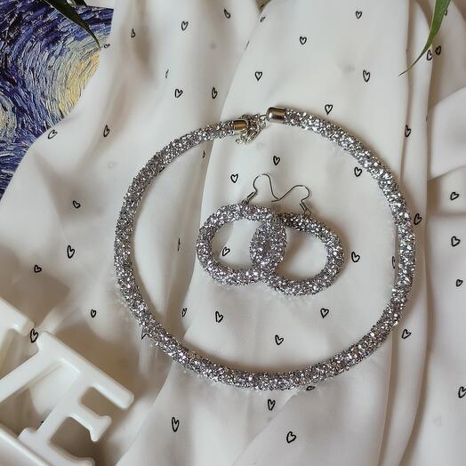 Чокер и серьги в элегантном серебряном исполнении