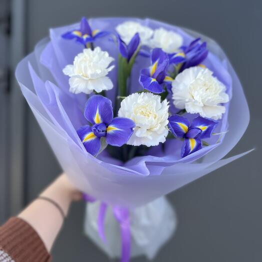 Букет из ирисов и диантусов