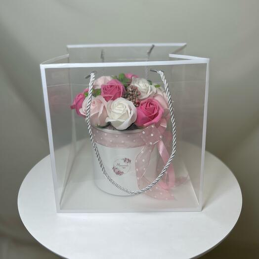 Букет из 13 мыльных роз в белой шляпной коробке