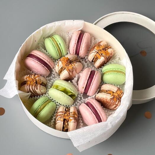 Набор макаронс в шляпной коробке в подарок коллегам/ женщинам/ подругам на 8 марта