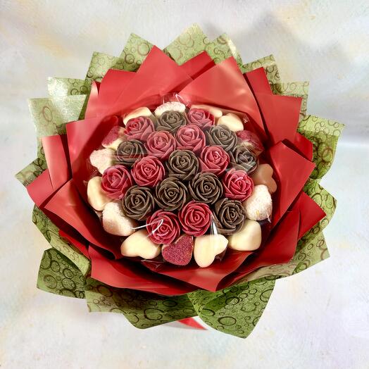 Букет роз из молочного и белого шоколада и маршмеллоу в шоколаде
