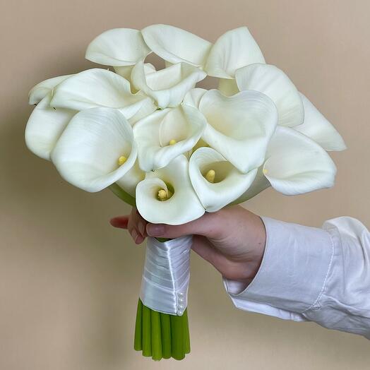 Ramo de novia con callas blancas