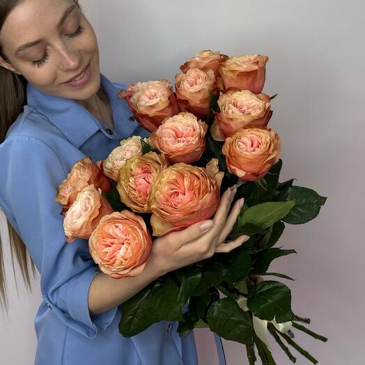Букет-персик из 15 шикарных пионовидных роз Кахала