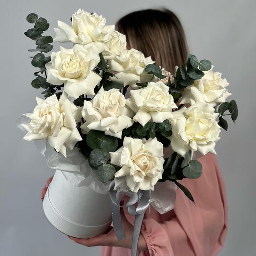 Rosas francesas blancas como la nieve con eucalipto en Caja