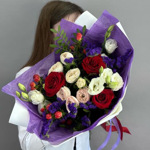 Букет авторский с розой, эустомой, пионовидной кустовой розой, статицей и гиперикумом