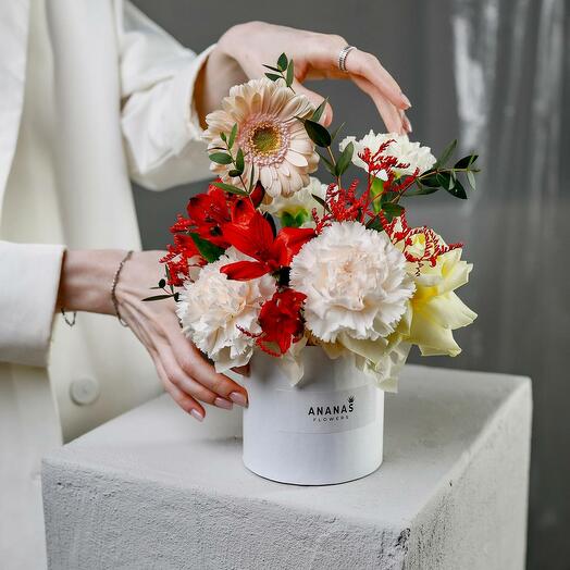 Композиция в коробке с алой альстромерией