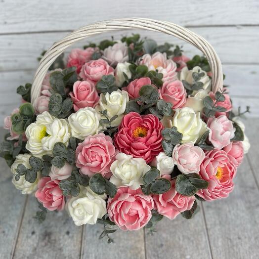 Пионы в корзине из мыла