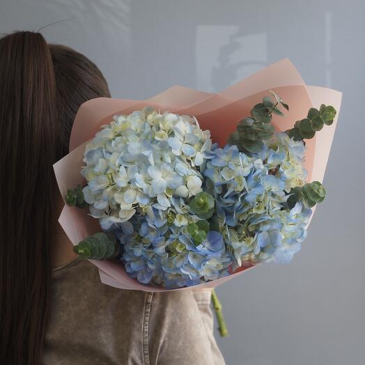 Букет с голубой гортензией