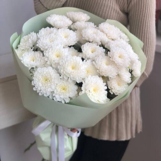 Букет из белых кустовых хризантем