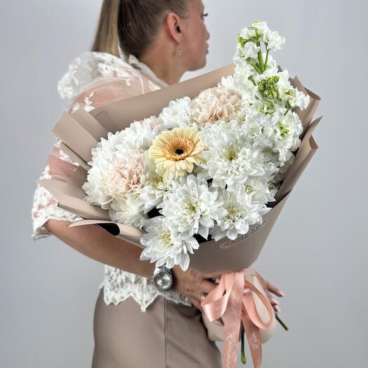 Букет «Леди Ди» с хризантемой, маттиолой и герберой 🤍 Камелия Flowers Shop