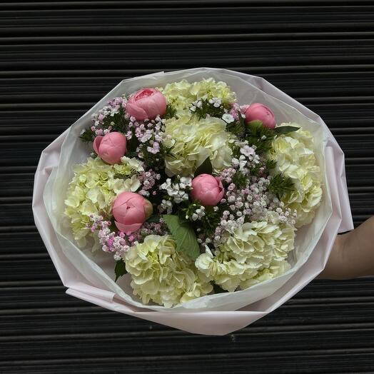Ramo variado con peonias