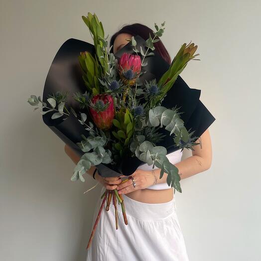 Авторский букет «не расслабляйся» протея, эрингиум, эвкалипт, леукадендрон
