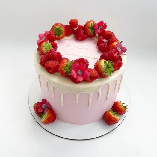 Торт с клубникой