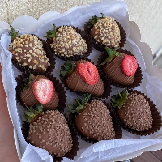 Клубника в шоколаде с арахисом