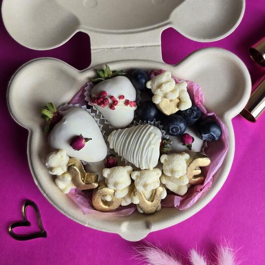 Клубника в белом шоколаде с голубикой и шоколадными мишками в коробке "Мишка" для любимой, жены, дочки, подруги, мамы