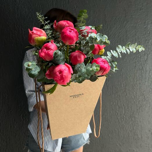 Коралловые пионы в коробке