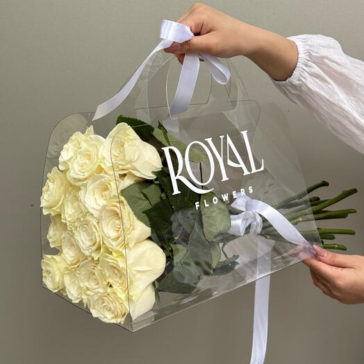 15 роз в стильной сумочке