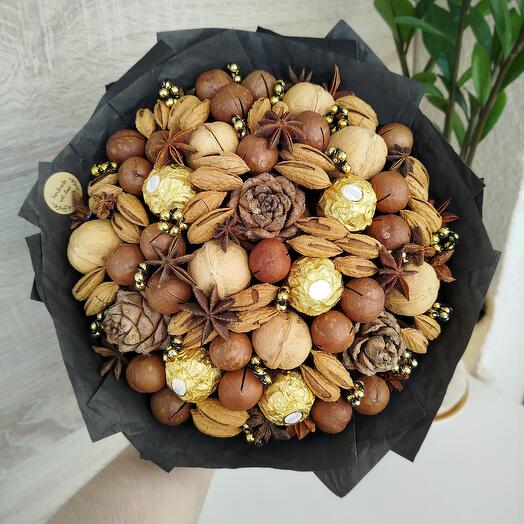 Строгий букет из орехов с конфетами Ferrero Rocher и кедровыми шишками (М)