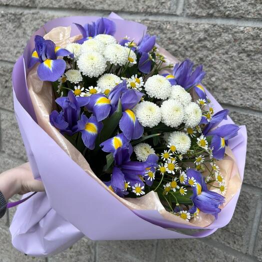 Ирисы, ромашки, хризантемы, летний букет