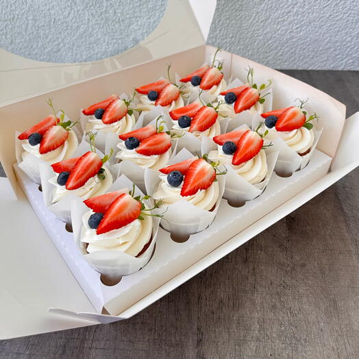 Cupcakes con decoración de bayas frescas