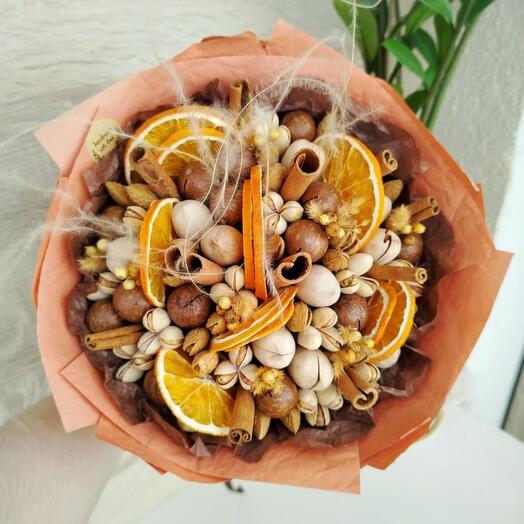 Вкусный букет из орехов с корицей, апельсинками и ковылём (S)