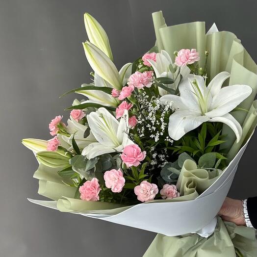 Букет из гигантских лилий и Dianthus