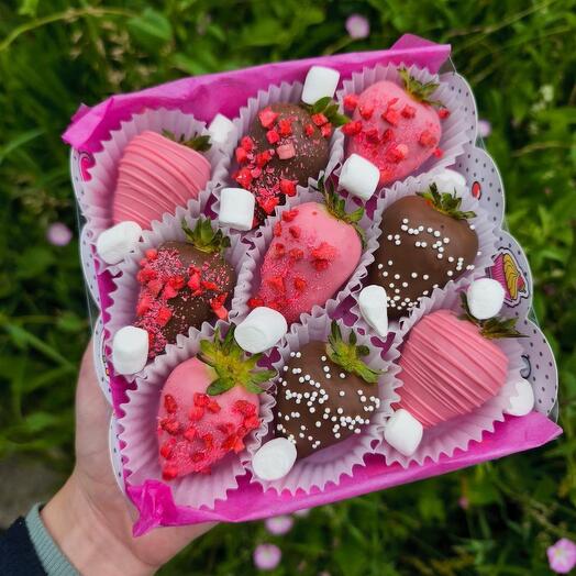 Коробочка из сочной клубники в шоколаде с маршмеллоу