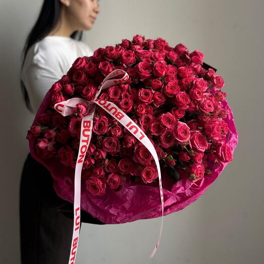 Букет "41 веток малиновых кустовых роз"