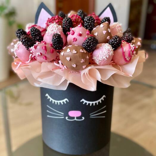 Авторская коробка кошечка с ежевикой и клубникой в шоколаде