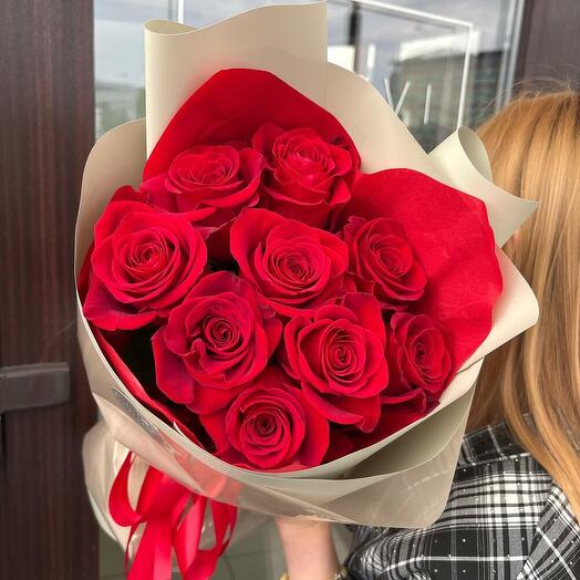 9 красных роз фридом в оформлении "Чувства к тебе"