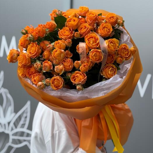 Оранжевые кустовые розы в букете 🧡