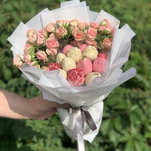 Букет из клубники в шоколаде 13шт  с кустовыми розами ( оттенок кустовых роз из наличия )