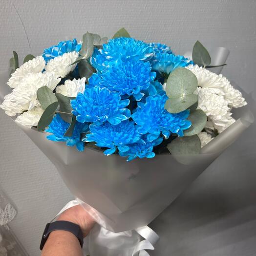 Микс голубых и белых хризантем
