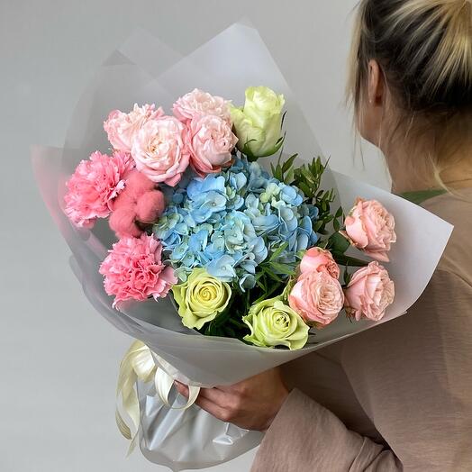 Ramo de rosas, hortensias y Dianthus