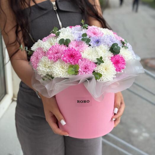 красивая композиция в коробке из хризантем + эвкалипт 💗