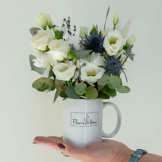 Цветы в кружке с лизиантусом, лавандой, эвкалиптом