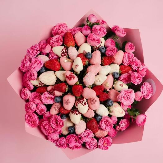 Букет с кустовыми и клубникой в шоколаде