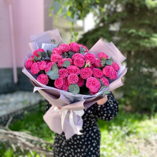 🌷Букет кустовых роз с веточками эвкалипта