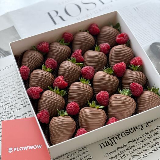 Клубника в молочном шоколаде 🍓и малина/набор 16 шт/ маме/жене/любимой/подруге