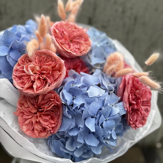 Hortênsias azuis e rosas cor-de-rosa