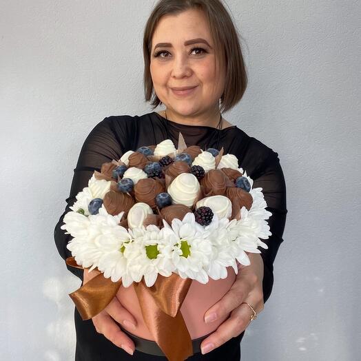 Клубника в шоколаде в шляпной коробке