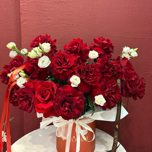 Пышная необычная композиция красных роз